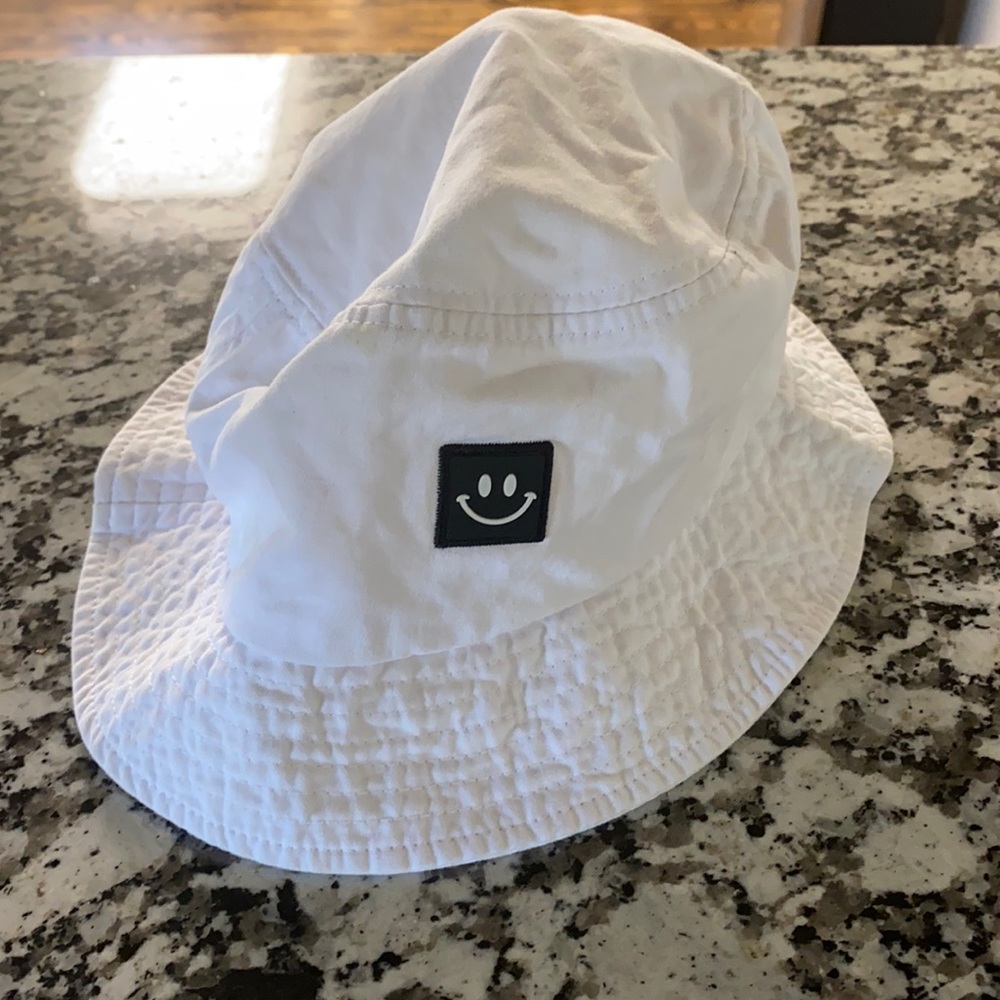 White smile face bucket hat